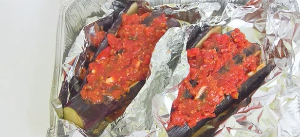 1. Этап. Баклажан веером: Выложите начиненный баклажаны на фольгу в форму для запекания. Сверху на каждый — томатный соус. Заверните в фольгу. Запекайте в разогретой до 180 градусов духовке 40-50 минут. После достаньте, посыпьте тертым сыром и поставьте ещё минут на 7-10 подзапечься.