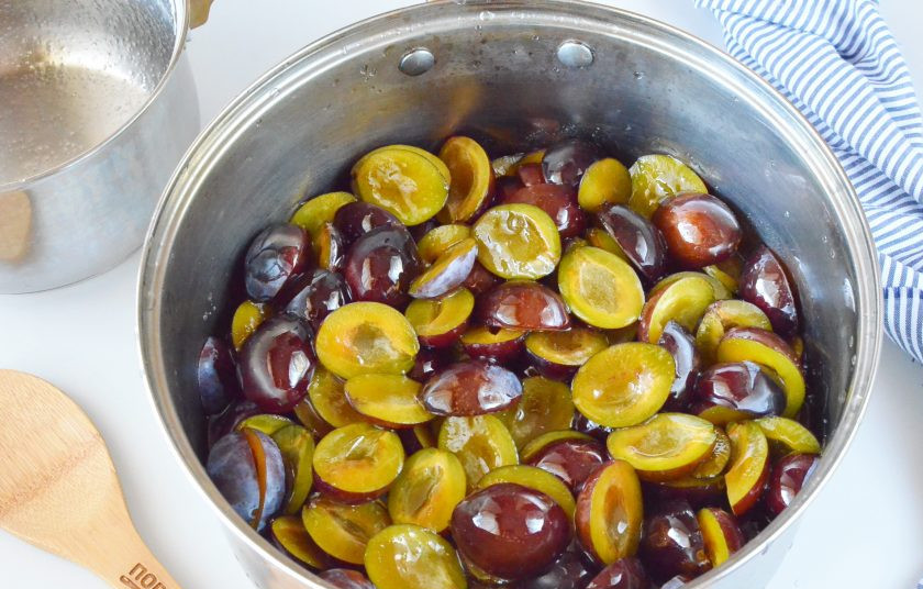 1. Этап. Варенье из сливы без косточек: Залейте кипящим сиропом сливы и накройте крышкой. Оставьте на 3-4 часа.