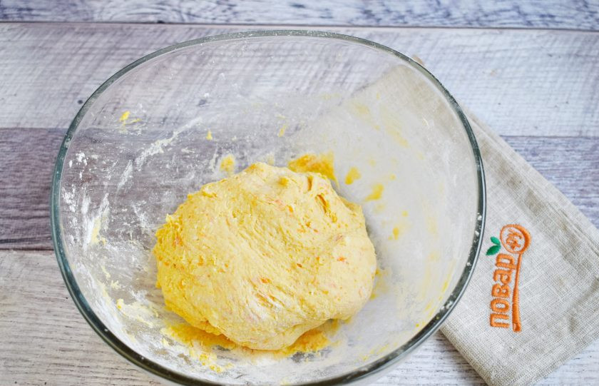 1. Этап. Тыквенные ленивые вареники: Тесто получается очень мягким, немного липким. Не забивайте тесто мукой. Разделите тесто на 3 части.