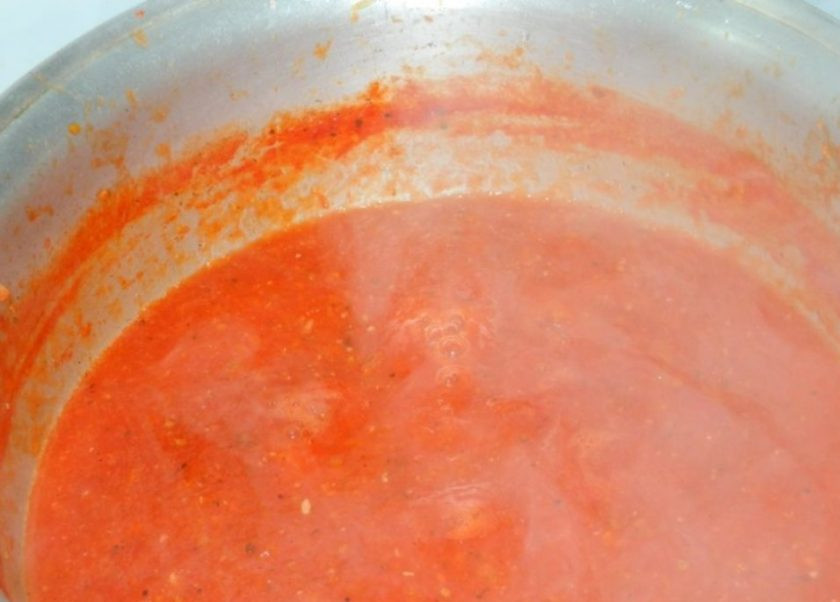 1. Этап. Баклажаны в томатах на зиму: Все, кроме баклажанов, пропустите через мясорубку. Доведите до кипения и варите минут 30-40, чтобы испарилась лишняя вода. Соус станет гуще.