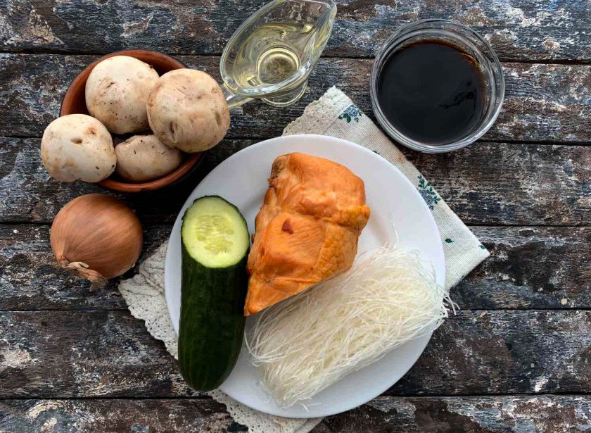 1. Этап. Фунчоза с копченой курицей: Подготовьте все необходимые ингредиенты.