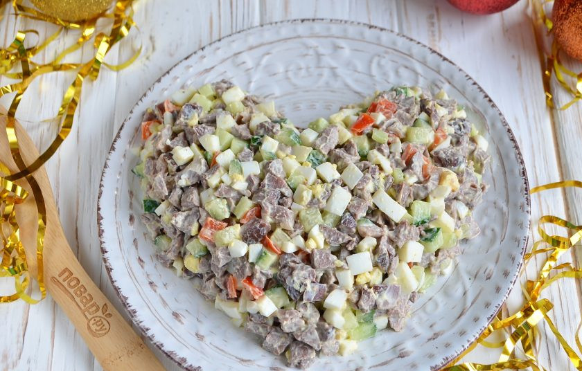 1. Этап. Салат Собачье сердце: На тарелку выложите салат в виде сердца.