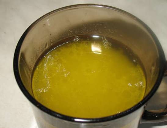 1. Этап. Английский пирог с мясом: Замачиваем желатин в крепком бульоне, когда он разбухнет, разогреваем и размешиваем до полного растворения желатина. Остывший желатиновый раствор заливаем через отверстие в крышечке пирога после того, как пирог испечется.