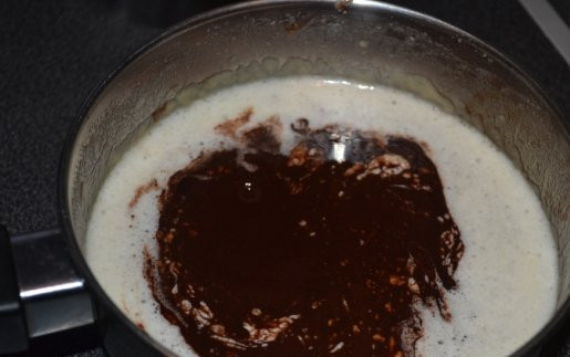 1. Этап. Кекс мраморный в мультиварке: 5. Добавить шоколадную массу в ранее приготовленное тесто.