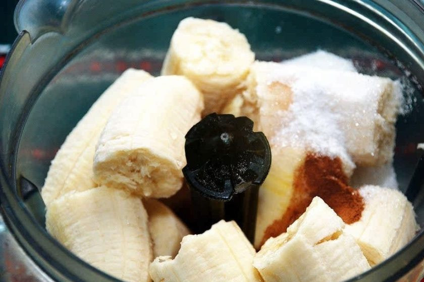 1. Этап. Банановые оладьи с изюмом: В блендере измельчите бананы с сахаром.