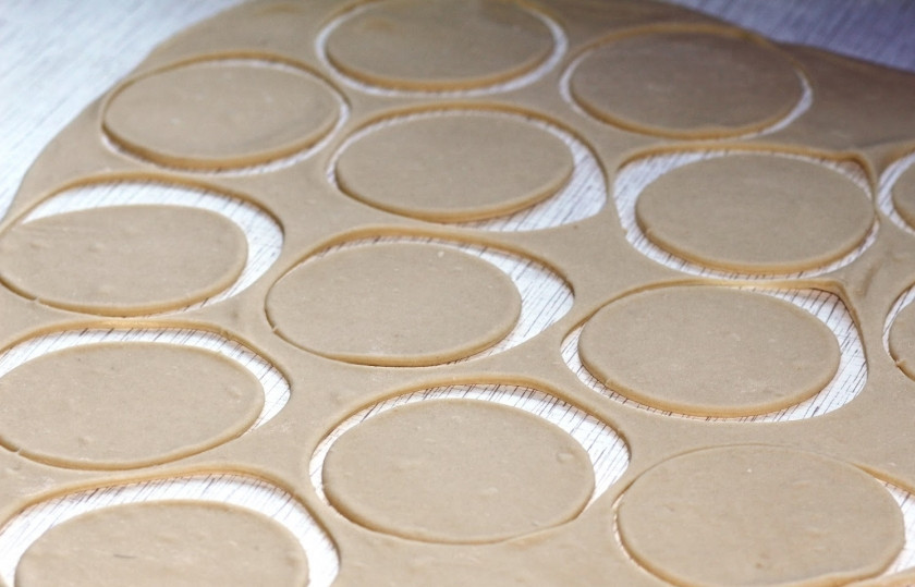 1. Этап. Вареники с квашеной капустой: Готовое тесто раскатываем в тонкий пласт и вырезаем из него кружочки при помощи стакана.