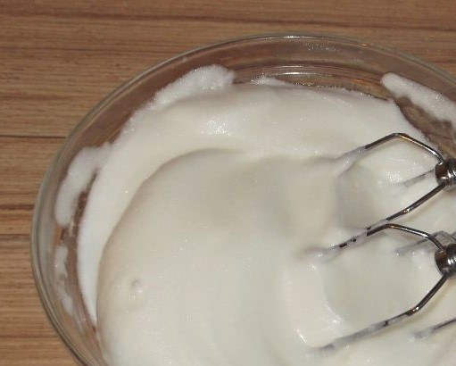 1. Этап. Творожная бабка: 5. Оставшиеся белки взбейте при помощи миксера в устойчивую пену. Затем взбитые белки аккуратно вмешайте в творожную массу.