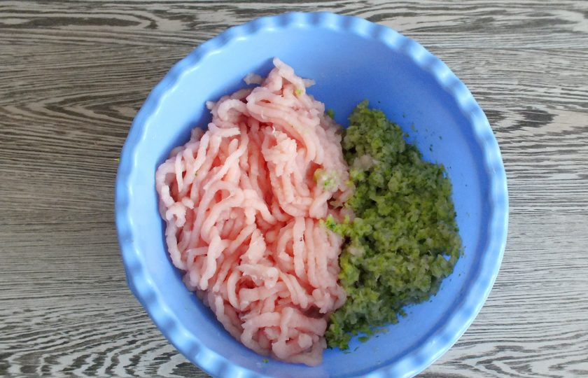 1. Этап. Суфле из индейки с брокколи: Размороженную брокколи дважды пропустите через мясорубку и добавьте к индейке.