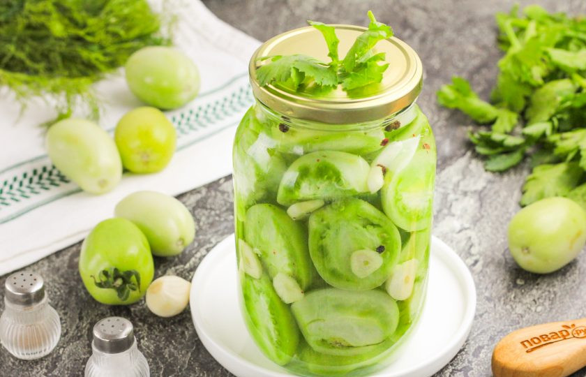 1. Этап. Как зеленые помидоры засолить на зиму в банках: Закрутите крышкой банку и отнесите на хранение в холодное место. Именно на холод, чтобы не начался процесс заквашивания. Срок засолки — 1-1,5 месяца. Время от времени встряхивайте банку с содержимым для равномерного просола. Спустя указанное время помидоры можно подать к столу. Приятного вам аппетита!