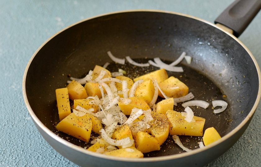 1. Этап. Жареная репа: Затем добавьте порезанный полукольцами лук, специи, чёрный перец и соль по вкусу. Продолжайте жарить до полной готовности.