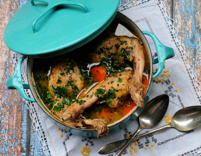 1. Этап. Простой рецепт кролика: Когда жидкость немного ушла, а мясо приготовилось, снимайте с огня и подавайте горячим к столу.