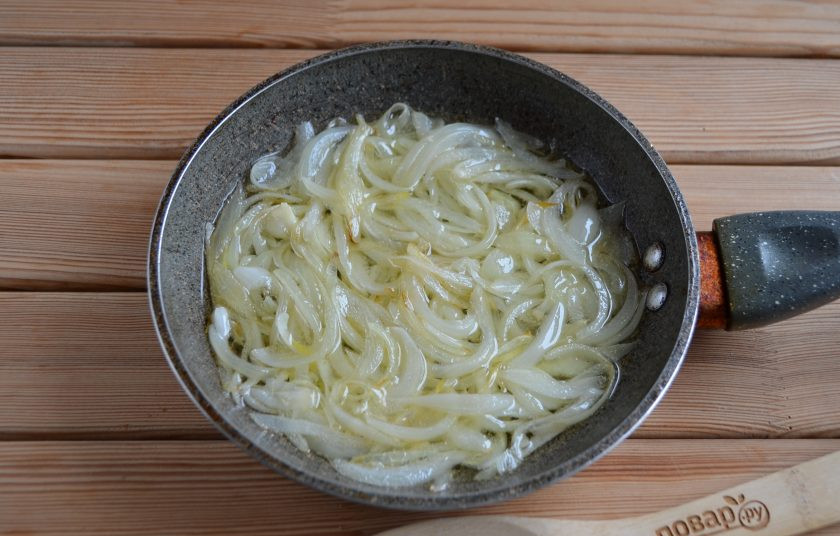 1. Этап. Морковь по-корейски (Корейская морковка): Обжариваем лучок в растительном масле до золотистого цвета.