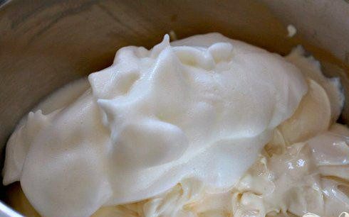 1. Этап. Чизкейк с гуавой: 8. Добавить взбитые белки в сырную смесь.