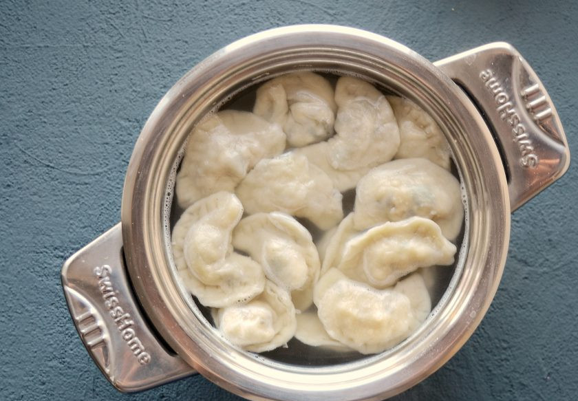 1. Этап. Вареники с тофу: Варите вареники с тофу в кипящей воде пока не всплывут. Примерно 7-9 минут.