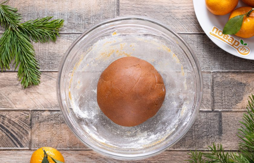 1. Этап. Домашнее имбирное печенье: Замесите однородное, немного липкое тесто. Скатайте его в шар, заверните в пленку и уберите в холодильник на 2 часа.