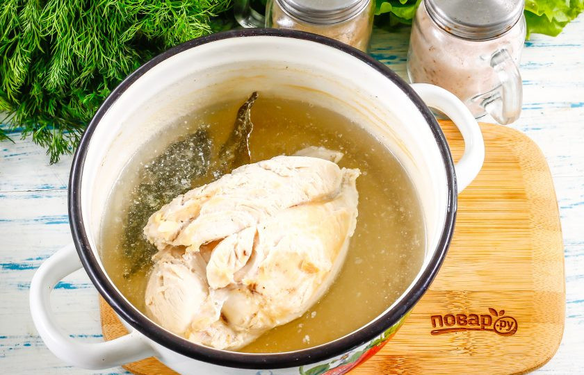 1. Этап. Салат Цезарь диетический: Куриное филе отварите в воде заранее, примерно за 30 минут до приготовления блюда и остудите.