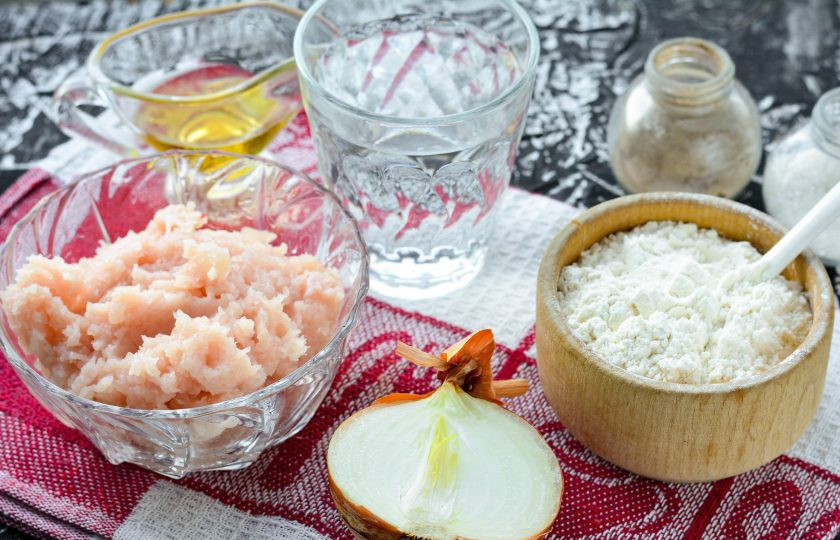 1. Этап. Чебуреки с индейкой: Подготовьте ингредиенты для приготовления чебуреков с индейкой.