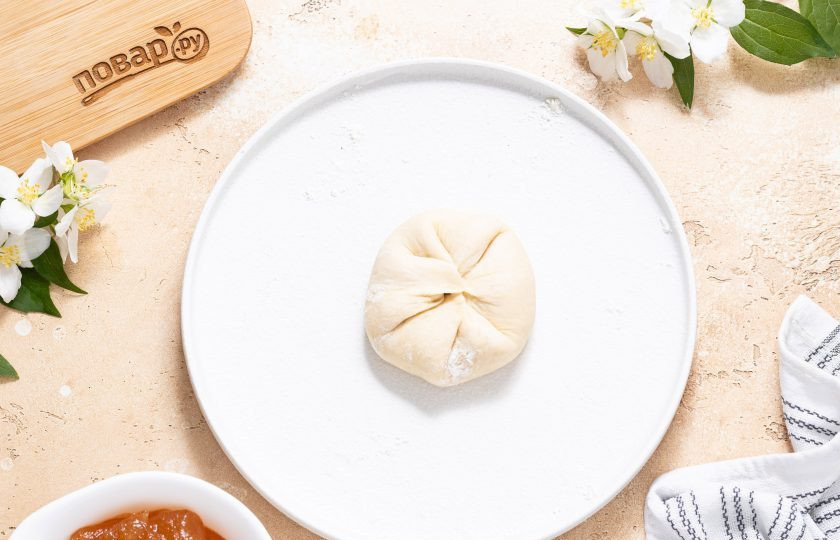 1. Этап. Постные пирожки с повидлом: Края соберите в центре и хорошо защипните их.