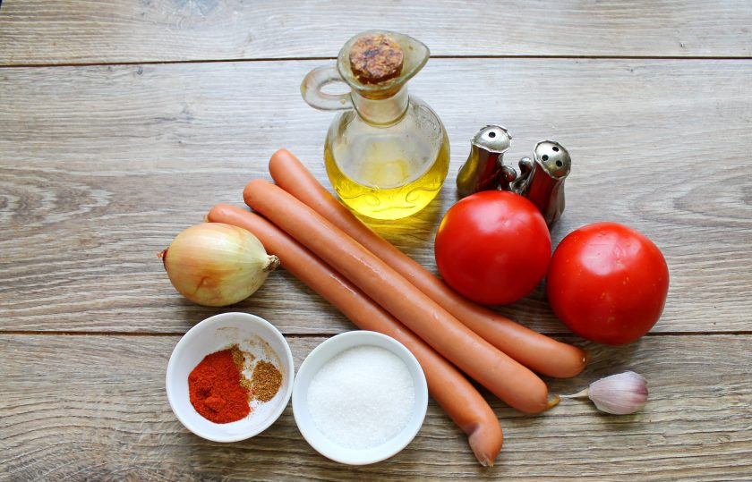 1. Этап. Сосиски на сковороде тушеные в томатном соусе: Подготовьте все необходимые ингредиенты.