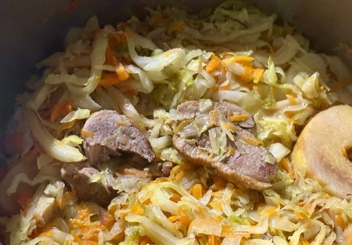 1. Этап. Утиная грудка в капусте: Держал кастрюлю на плите пятнадцать минут. Нагрев чуть «ниже среднего». За это время раза три деликатно ворошил содержимое. Масло и лук со дна равномерно распределилось в массе капусты.