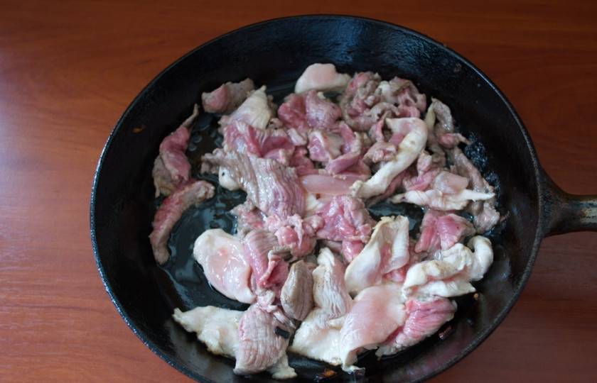 1. Этап. Картофельное рагу с мясом: На растительном масле обжарьте мясо со всех сторон. В самом конце приготовления посолите и поперчите.