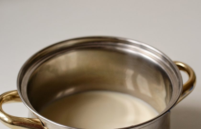 1. Этап. Каша с карамелизированной тыквой: Доведите до кипения молоко, добавьте щепотку соли и промытое пшено. Варите кашу полчаса под крышкой на медленном огне.