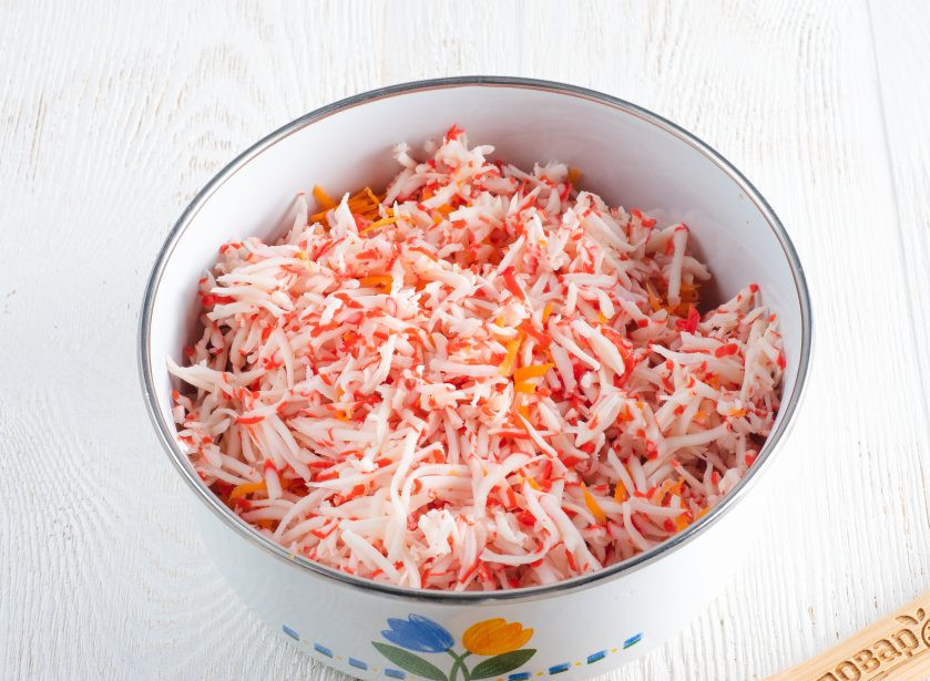 1. Этап. Салат с крабовыми палочками и морковью: Затем крабовые палочки.