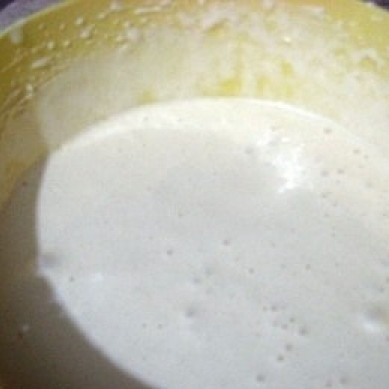 1. Этап. Торт Графские развалины: Готовим тесто для коржей. Для этого взбиваем четыре яйца и стакан сахара до однородности, затем туда же добавляем муку и соду. Взбиваем.