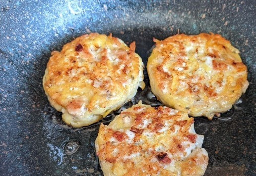 1. Этап. Картофельные драники с индейкой: Жарим ещё три минуты, накрываем крышкой и доводим до готовности ещё около 5 минут. Готовые драники кладём на бумажное полотенце, чтобы удалить избытки масла. Из данного количества получилось 10 штук.