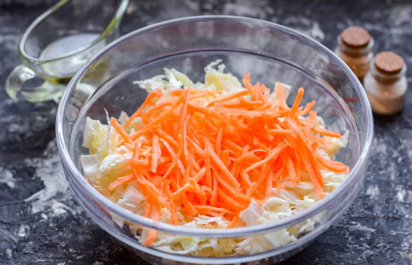 1. Этап. Салат с пекинской капустой и дайконом: Морковь очистите и натрите на терке для корейской моркови. Добавьте морковь в салат.