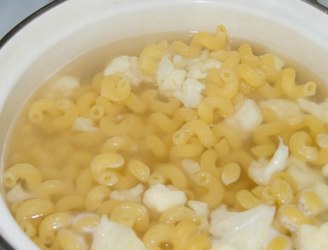 1. Этап. Макароны с цветной капустой: Доводим воду до кипения, варим макароны и капусту вместе.