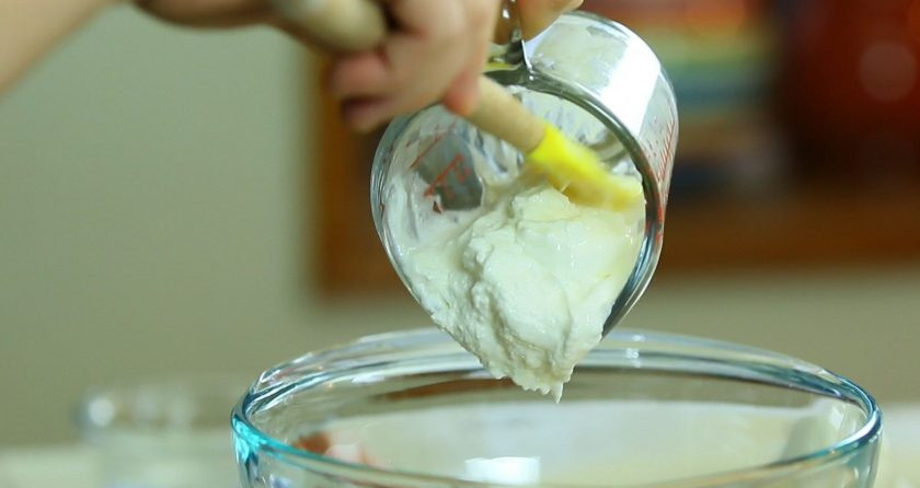 1. Этап. Панкейки с йогуртом: 1. Для начала перемешайте масло, молоко, яйцо и йогурт.