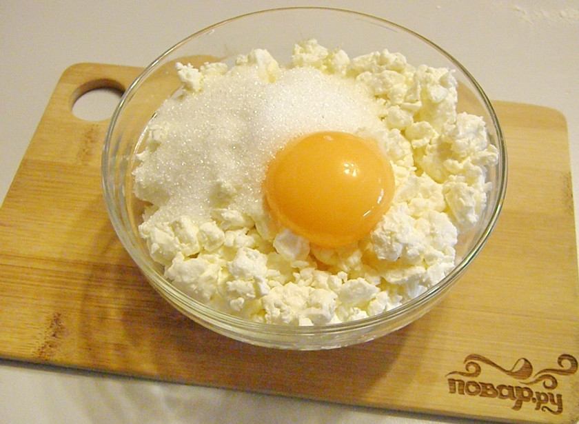 1. Этап. Слойки с творогом из готового слоеного теста: Для начинки слоек смешайте творог с желтком яйца и сахаром. Смешивать лучше вилочкой, чтобы попутно разбивать творожные комочки.