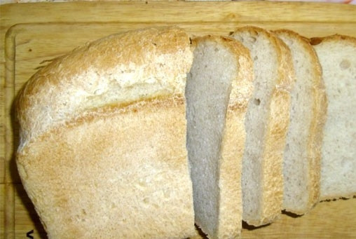 1. Этап. Гренки с чесноком в духовке: Буханку хлеба нарезаем на ломтики шириной около 1,5 сантиметров.