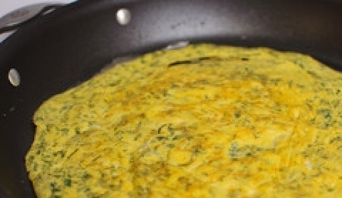 1. Этап. Суп с яичной лапшой: Вылейте на разогретую сковороду и придайте форму блина. Получится такой омлет.