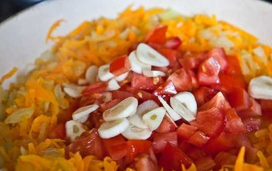 1. Этап. Вкусный фасолевый суп: 6. Выложите на сковороду и продолжайте жарить на среднем огне еще минут 10.