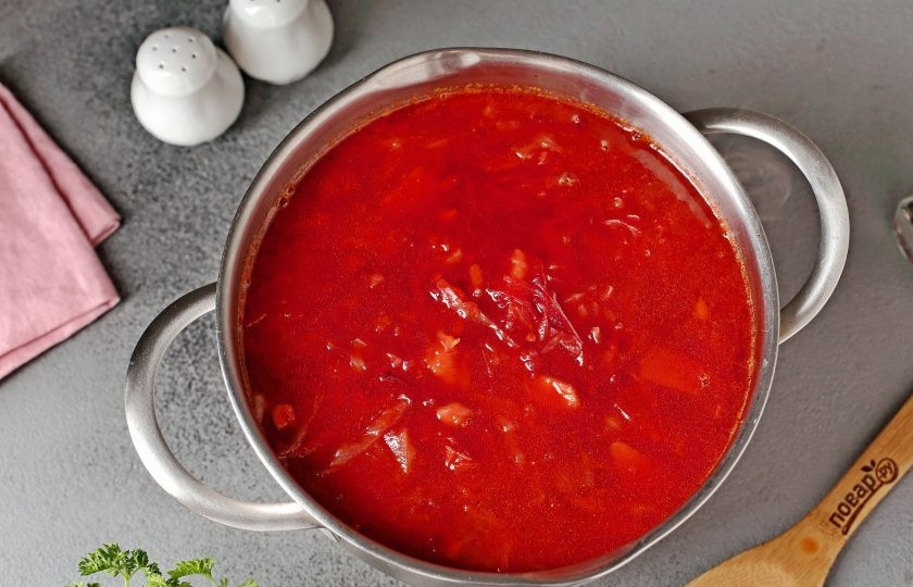 1. Этап. Борщ со свеклой без уксуса: За 2-3 минуты до готовности добавьте измельчённый чеснок, содержимое сковороды и соль по вкусу. Борщ со свеклой без уксуса готов. Добавьте кусочек сливочного масла, дайте ему настояться и подавайте к столу.