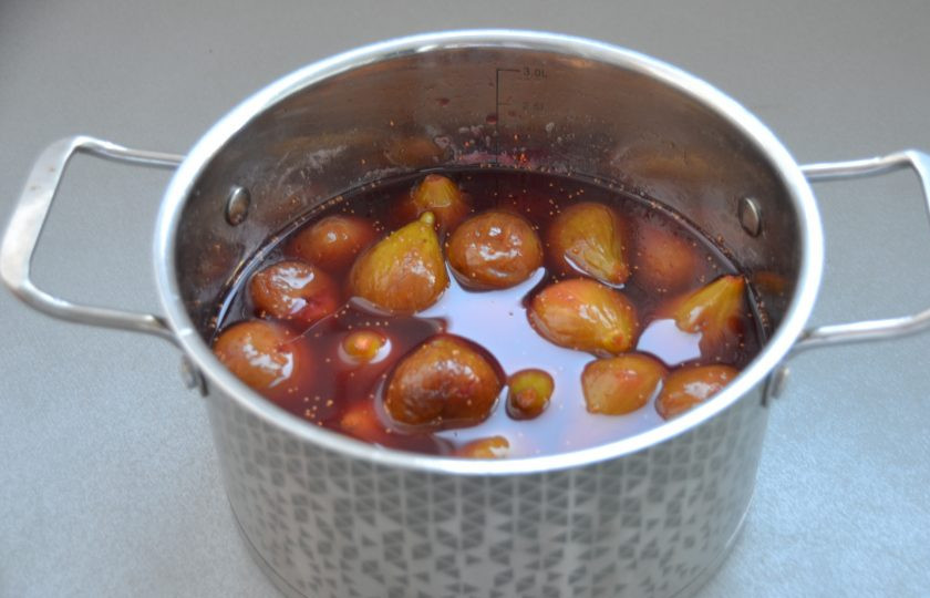 1. Этап. Цукаты из инжира: Когда инжир остынет, снова поставьте его на плиту, доведите до кипения и снова проварите 8 минут.