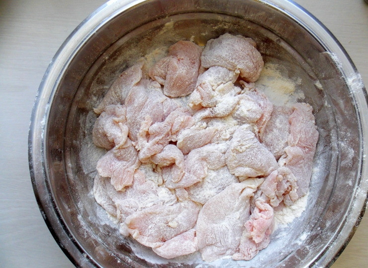 1. Этап. Куриное филе в картофельной шубке: Филе сложите в чашу, посолите, добавьте муку и обваляйте так, чтобы кусочки были полностью покрыты мукой.
