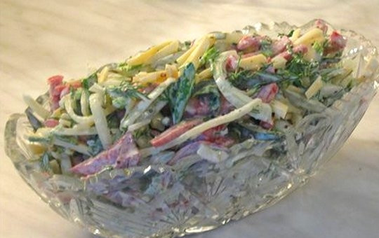 1. Этап. Салат Мюнхенский: Смешайте салат «Мюнхенский» и подайте охлажденным.