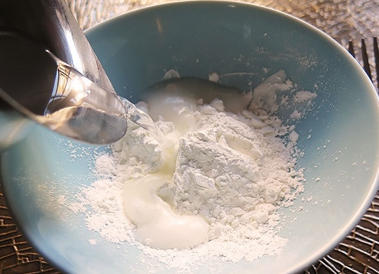 1. Этап. Немецкий ягодный десерт Роте Грютце: 2. Кукурузный крахмал соедините с водой и перемешайте до однородности. Введите в горячее вино, помешивая.