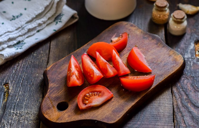 1. Этап. Салат с жареным адыгейским сыром: Помидоры сполосните и просушите, нарежьте дольками.