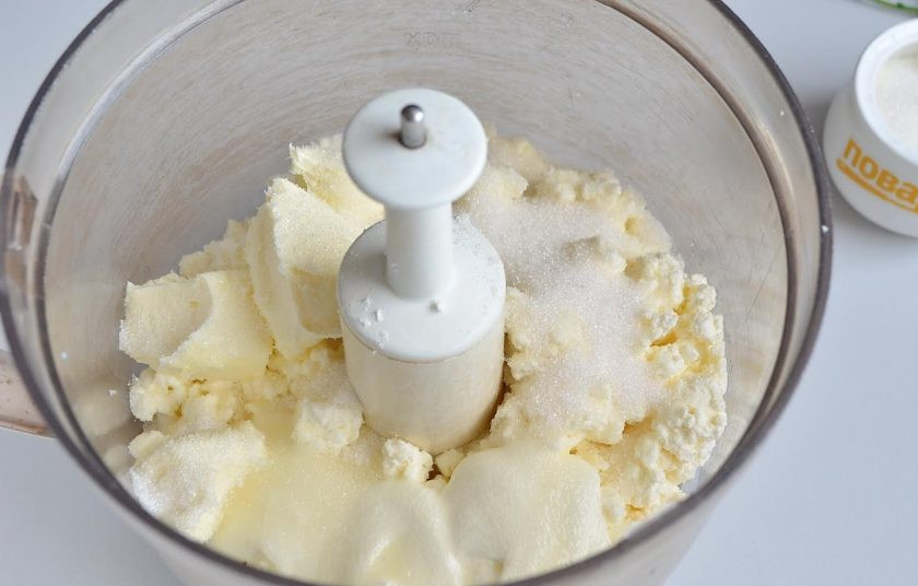 1. Этап. Пасха с белым шоколадом: В чашу комбайна положите творог, сливки, сливочное масло, сахар или пудру, ванильный сахар. Включите измельчитель на несколько минут, масса должна получится гладкой и однородной.