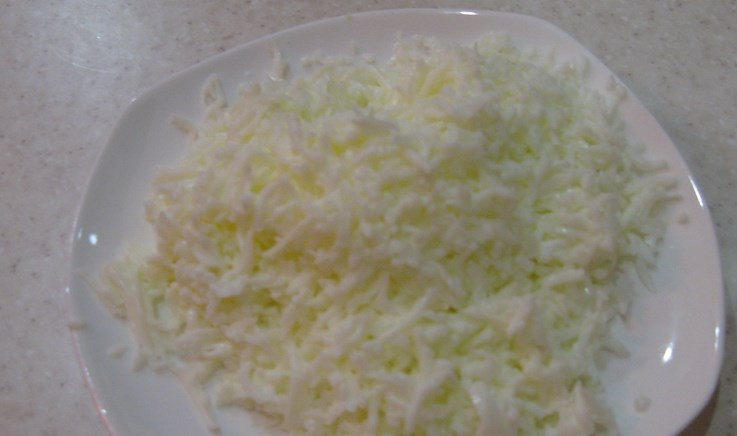 1. Этап. Салат Черепашка: Белок трем на мелкой терке.