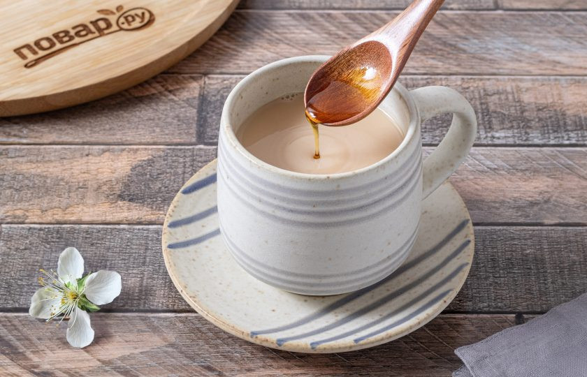 1. Этап. Чай с молоком и медом: Добавьте мед по вкусу.