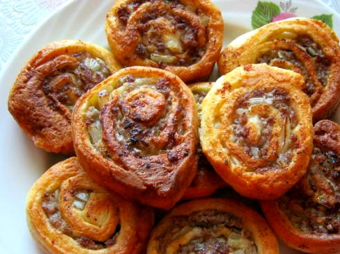 1. Этап. Творожный рулет с фаршем: Когда рулетики станут румяными, значит — они готовы. Перекладываем их на тарелку и подаем к столу. Их можно есть со сметаной, но, на мой взгляд, будет жирновато. К ним я рекомендую горячий чай, можно с молоком. Приятного аппетита!