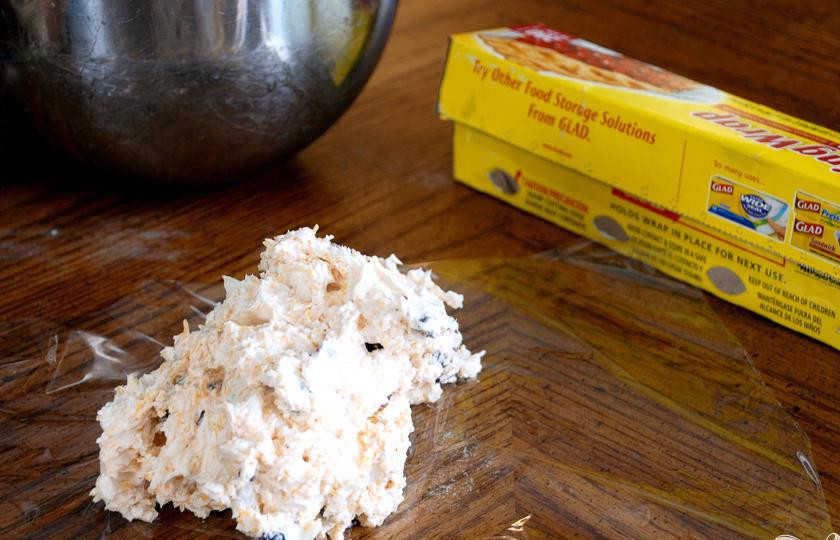 1. Этап. Сырный шарик: 2. Выложить полученную смесь на полиэтиленовую пленку.