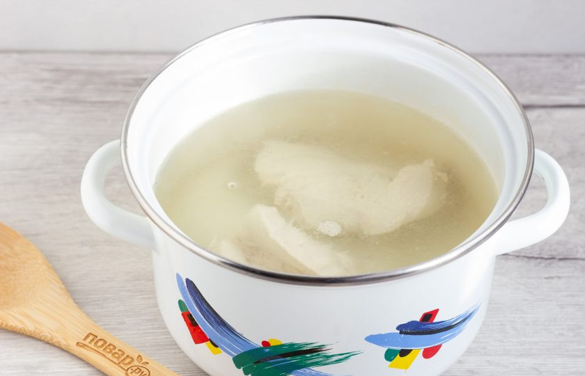 1. Этап. Куриный суп с сырными фрикадельками: Сварите куриный бульон, подсоленный по вкусу.