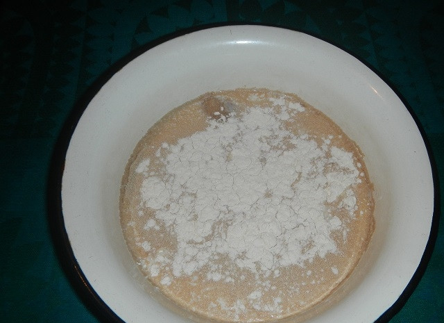 1. Этап. Дрожжевое тесто с сухими дрожжами: Сперва необходимо приготовить опару для теста. Для этого нагрейте молоко, но не доводите его до кипения. В молоко отправьте сухие дрожжи и три столовые ложки сахара и столько же муки. Хорошо перемешайте опару и выдержите её около получаса.