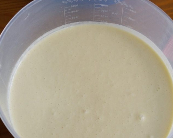 1. Этап. Блины с капустой и яйцом: 2. Для теста: смешайте оставшееся яйцо с молоком и растопленным сливочным маслом, затем добавьте щепотку соли и сахарный песок, муку, заколотите тесто и оставьте его на время приготовления начинки.